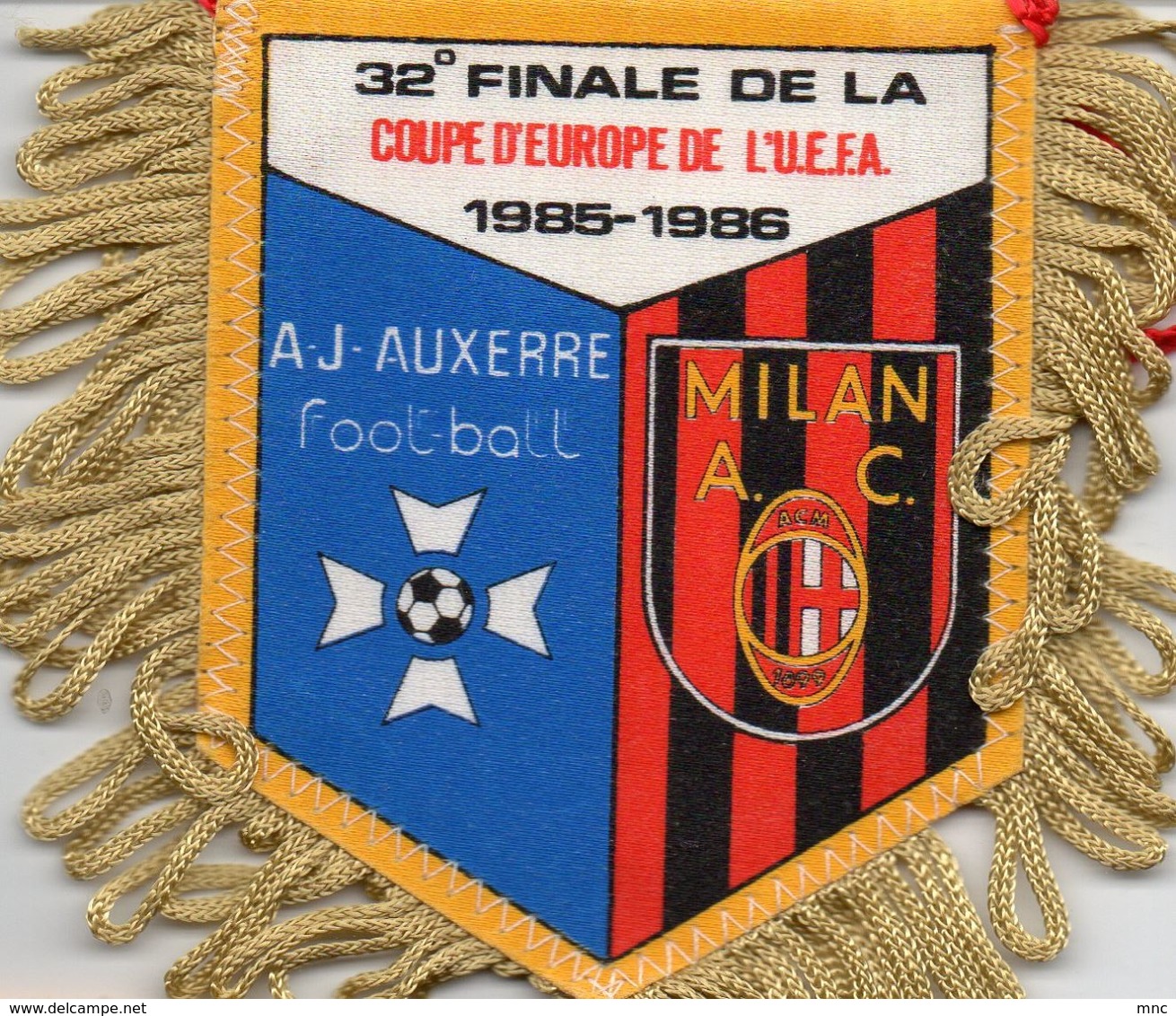 Fanion Du Match AUXERRE / MILAN AC  Coupe UEFA 1985/1986 - Habillement, Souvenirs & Autres