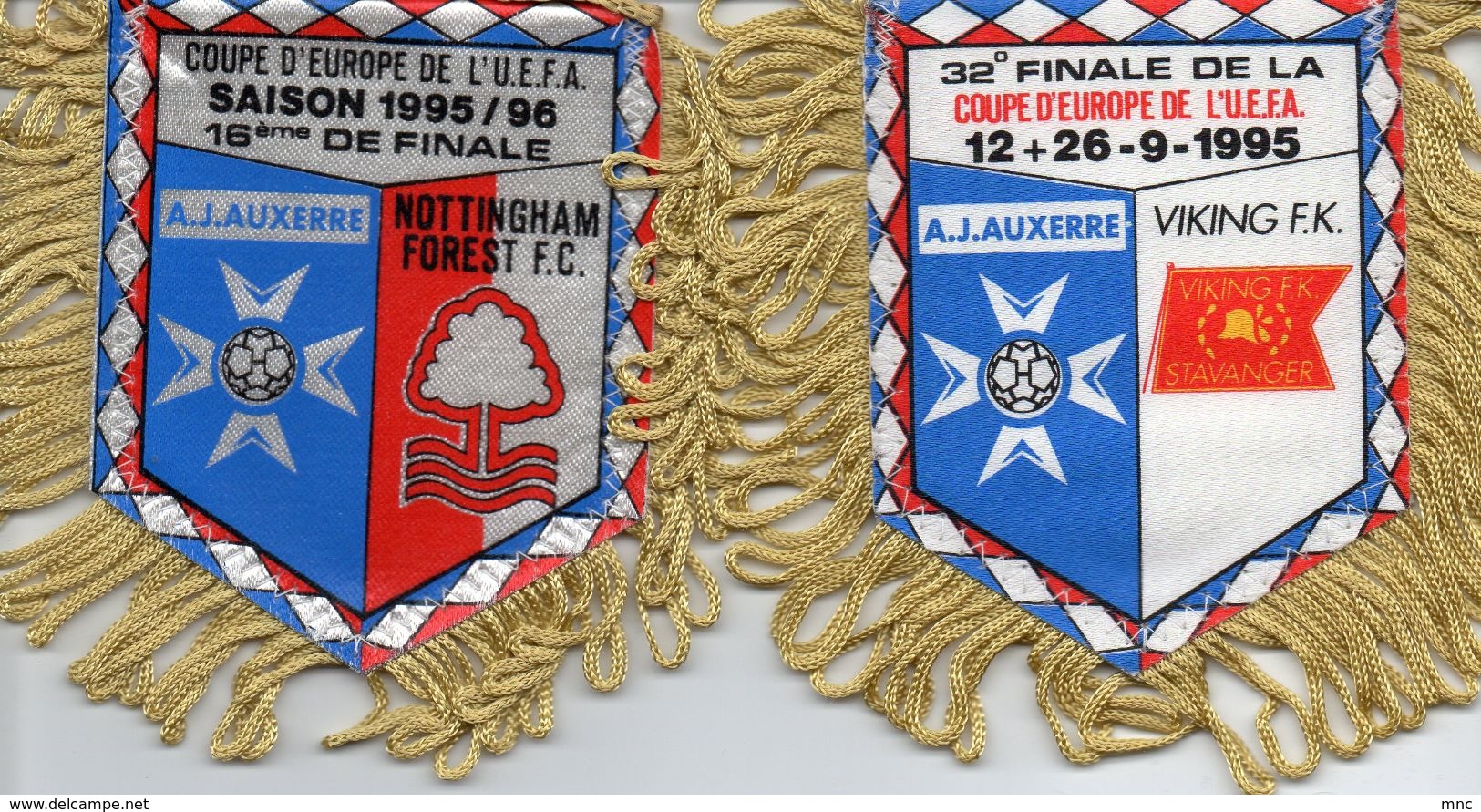 Lot De 2 Fanions D'AUXERRE En Coupe UEFA 1995/1996 - Apparel, Souvenirs & Other