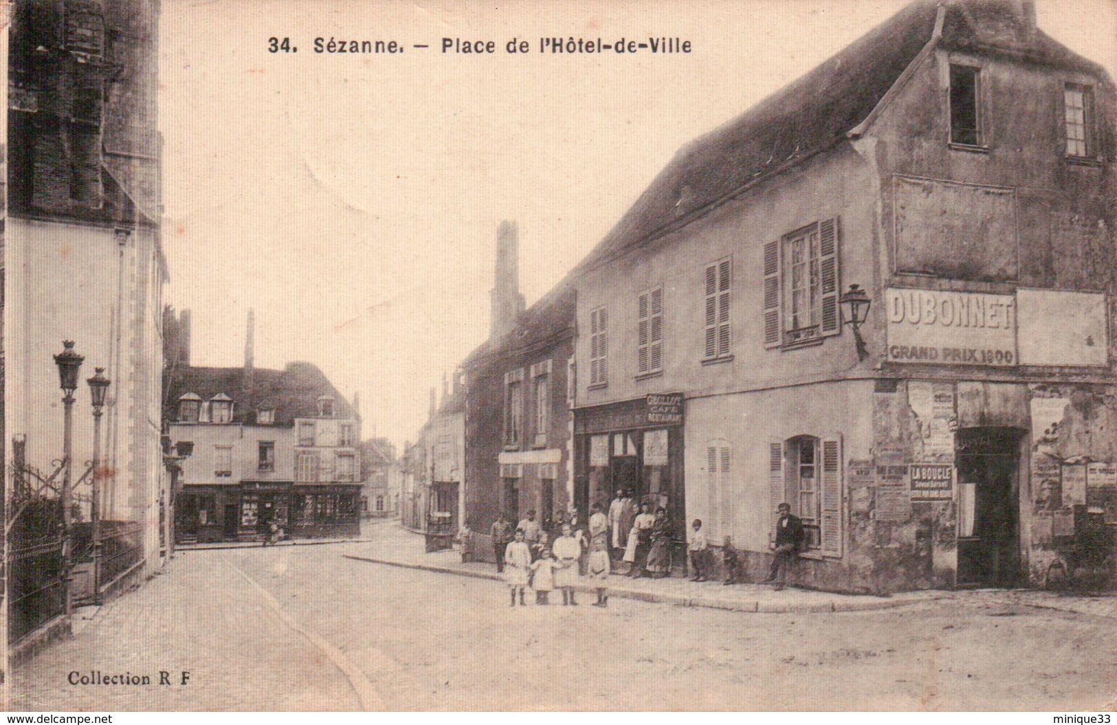 SEZANNE: Place De L'Hôtel De Ville. Animée. - Sezanne