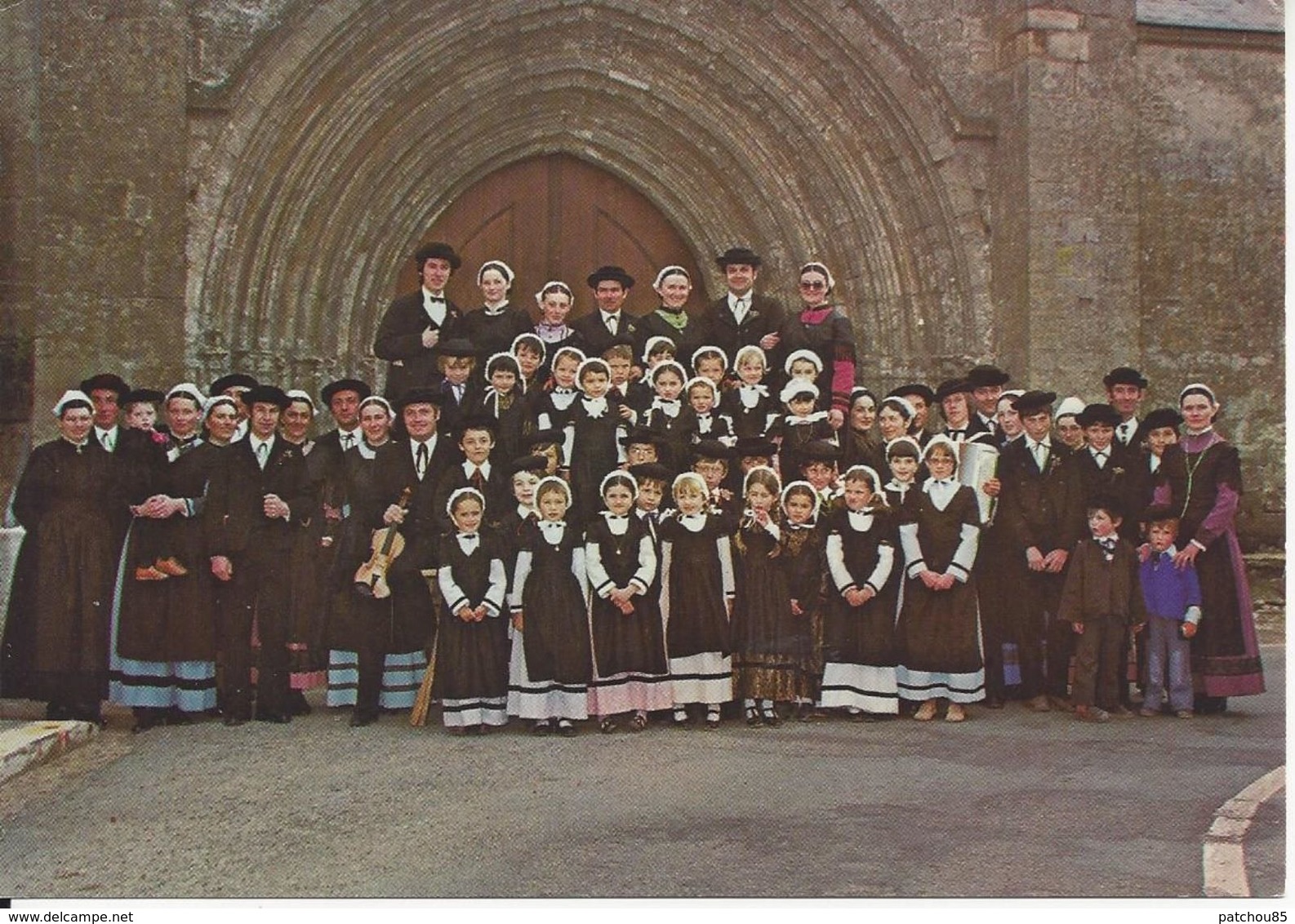 CPM  France  85  Vendée  Folklore Vendéen Groupe Maraichin  Le Bouquet Salaïe Devant Porche De L’Eglise - Beauvoir Sur Mer