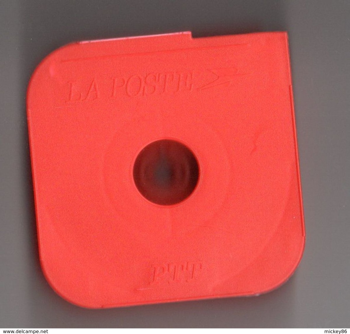 Distributeur  Plastique "LA POSTE" Couleur Rouge Pour Distributeur De Timbres "roulette" Chez Les Commerçants - Autres & Non Classés