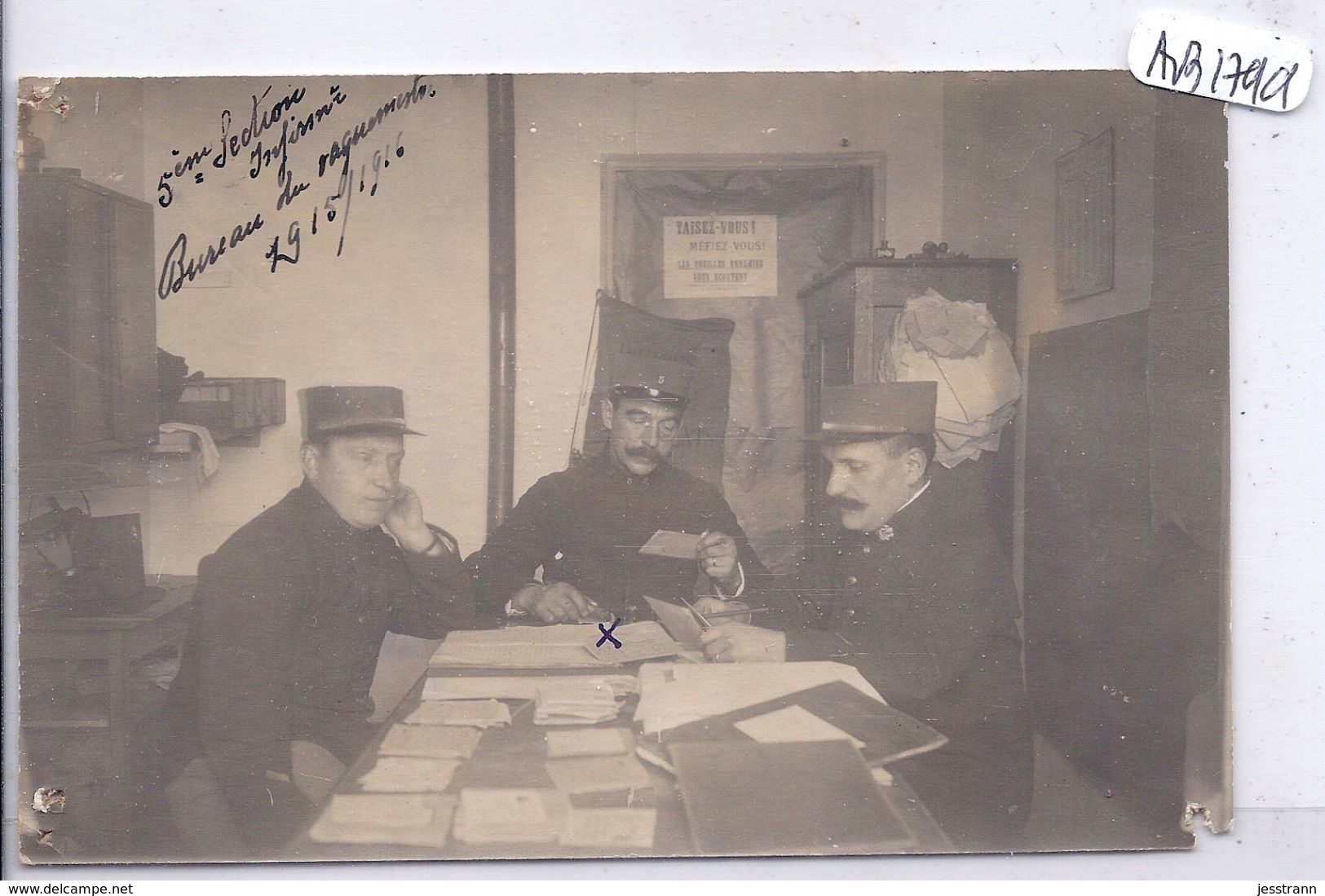 CARTE-PHOTO- 5 EME SECTIO N-INFIRMIERS- BUREAU DU VAGUEMESTRE-- PANNEAU  TAISEZ VOUS LES OREILLES ENNEMIES VOUS ECOUTENT - War 1914-18