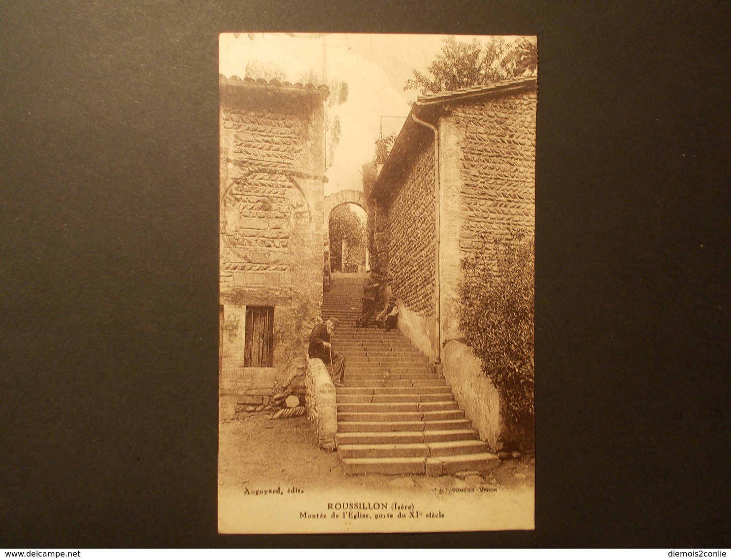 Carte Postale - ROUSSILLON (38) - Montée De L'Eglise - Porte Du XIème Siècle (2053) - Roussillon