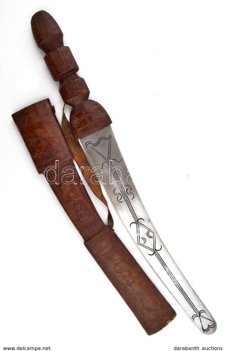 XX. Sz. Eleje: Indiai Dísztőr, Vésett Pengével, Kidolgozott Bőr Hüvellyel / Indian Dagger With Elaborated Leather Sheath - Autres & Non Classés