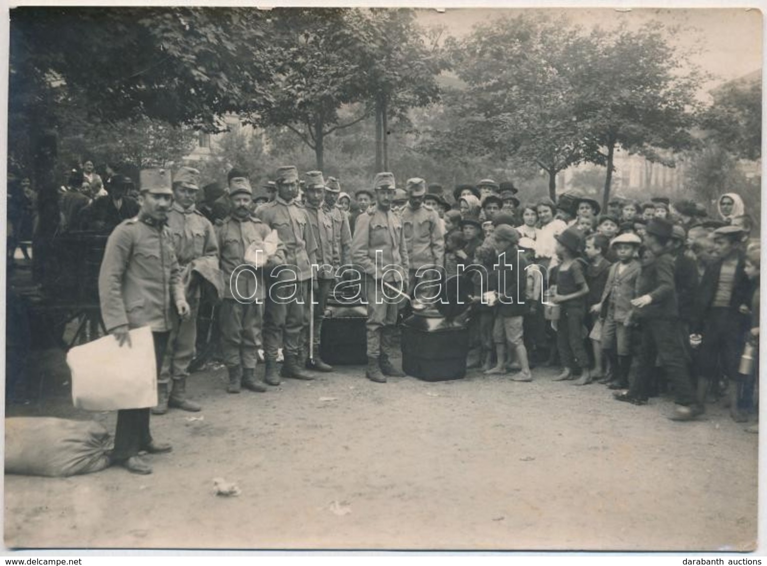 1914 A Mozgósítás Budapesten. A Tábori Konyhákban Megmaradt ételt Kiosztják A Szegények Között. Osztrák-magyar Katonák,  - Altri & Non Classificati