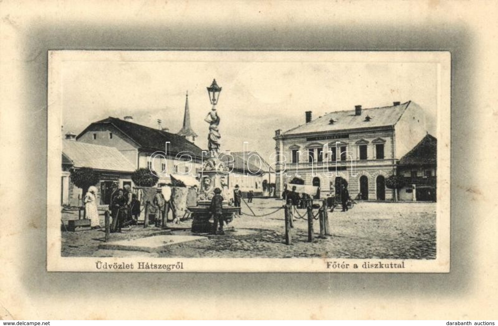 T3 Hátszeg, Hateg; Főtér és Díszkút, üzlet. W.L. Bp. 1703. / Main Square With Fountain, Shop (fa) - Unclassified