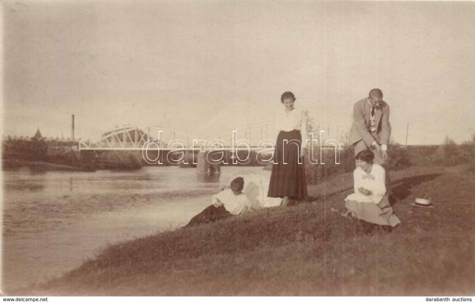 T2 1917 Lugos, Lugoj; Társaság A Folyó Parton A Híd Előtt / Company On The River Bank In Front Of The Bridge. Photo - Unclassified