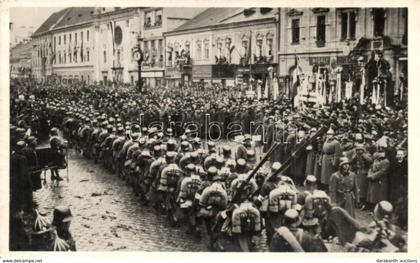 T2/T3 1938 Kassa, Kosice; Bevonulás, Horthy Miklós, Háttérben Migály, Therapia, Feuerstein üzletek / Entry Of The Hungar - Unclassified