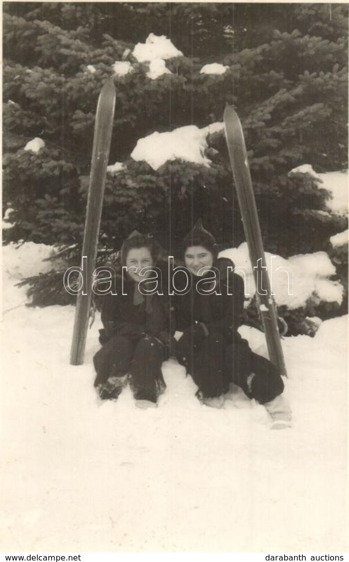 * T2 Ótátrafüred, Alt Schmecks, Stary Smokovec (Tátra); Síelő Lányok Télen / Skiing Girls In Winter. Foto Sport, Photo - Unclassified