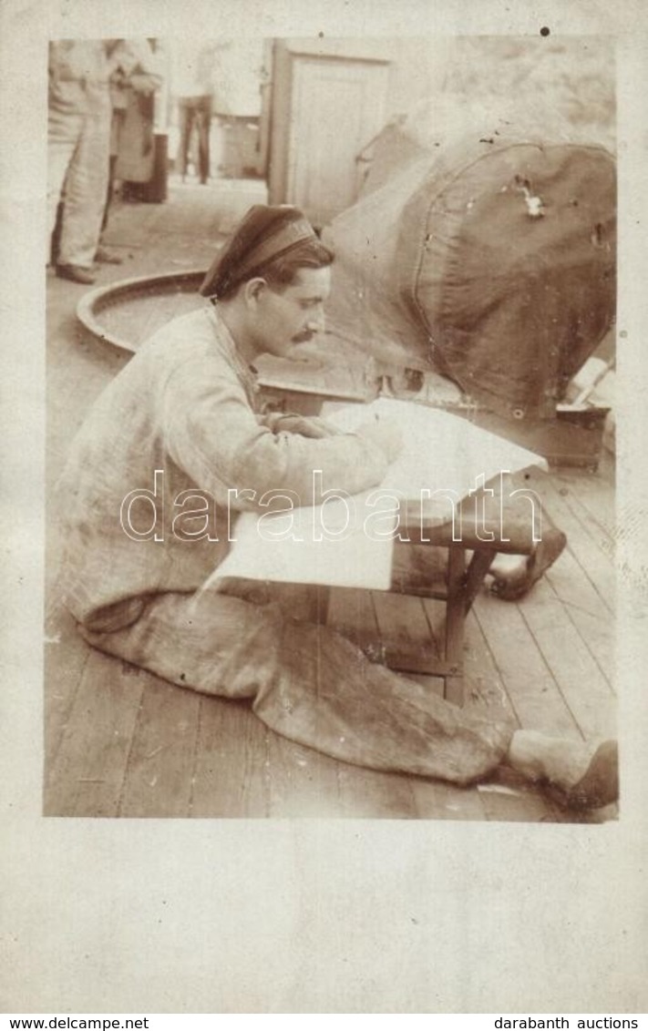 ** T2 Osztrák-magyar Matróz Levélírás Közben A Fedélzeten / WWI Austro-Hungarian Navy Mariner Writes A Letter On Deck. P - Ohne Zuordnung