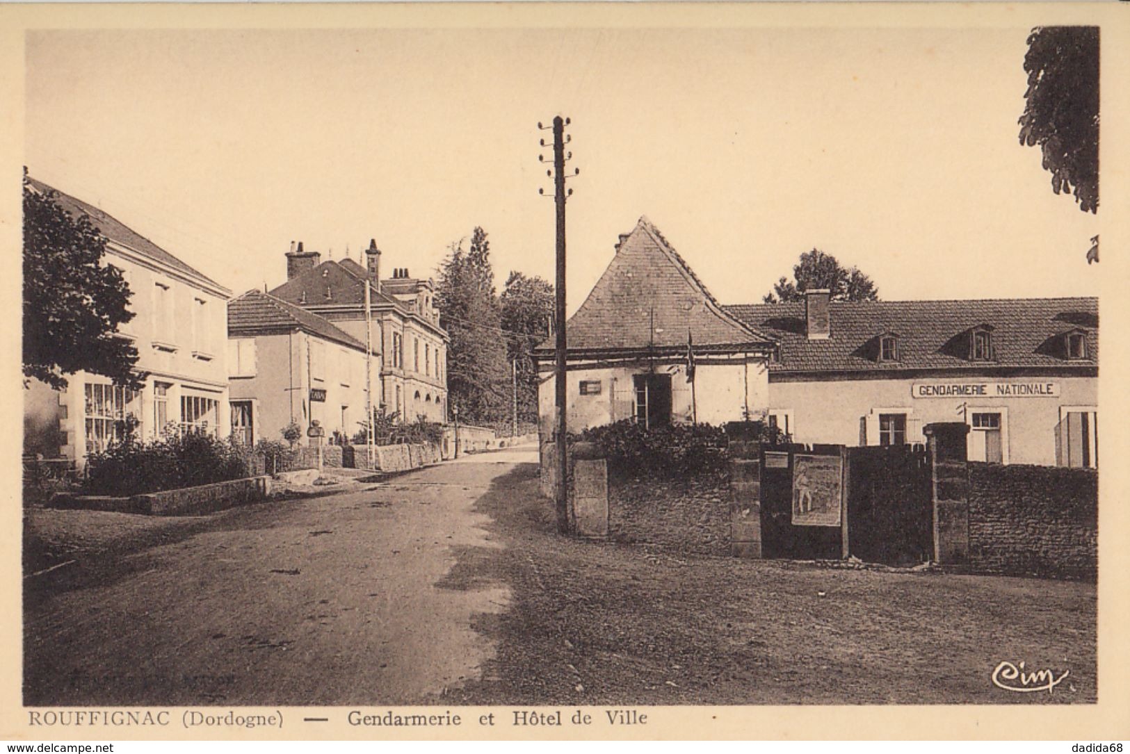 CPA - ROUFFIGNAC (DORDOGNE) - GENDARMERIE ET HÔTEL DE VILLE - Autres & Non Classés