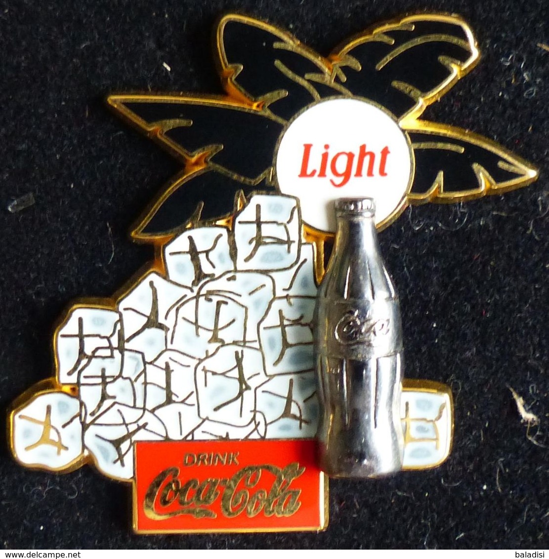 Pin's SUPERBE GRAND PINS PIN COCA COLA AVEC BOUTEILLE EN RELIEF - Coca-Cola