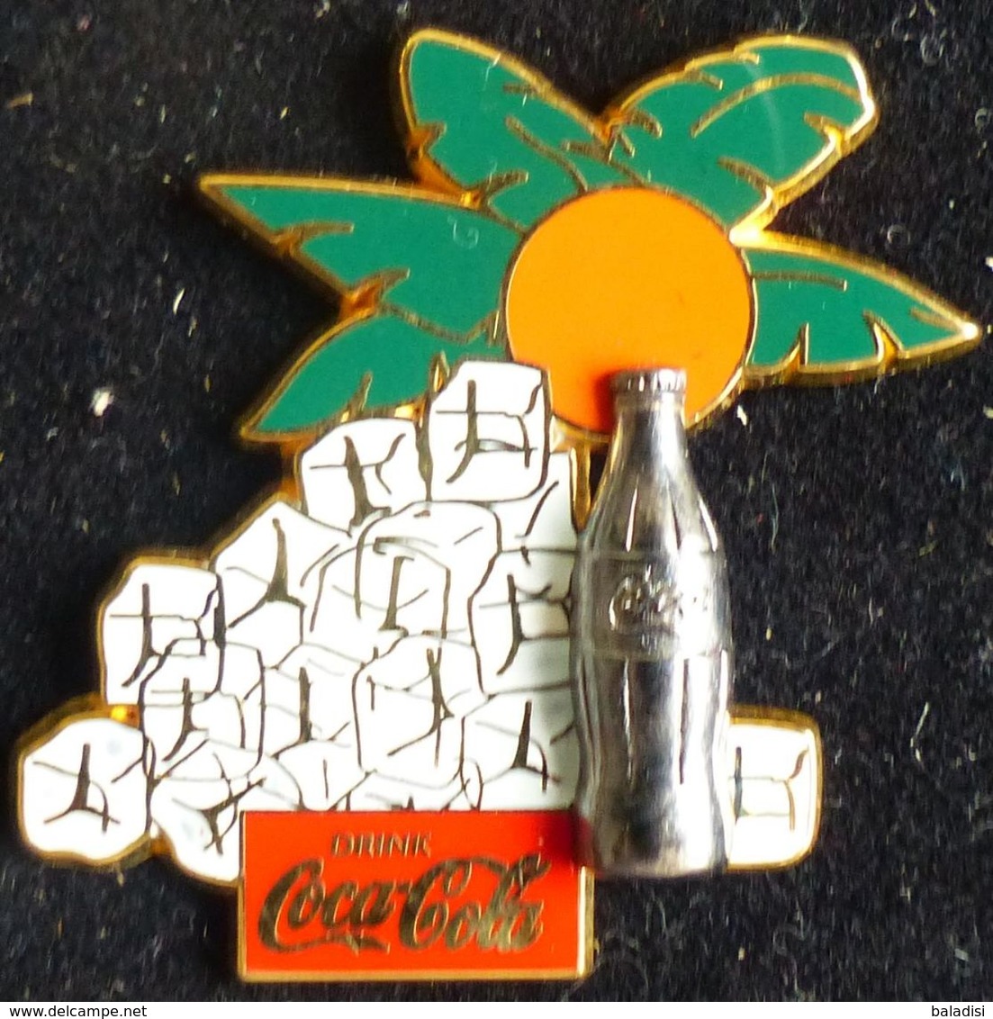 Pin's SUPERBE GRAND PINS PIN COCA COLA AVEC BOUTEILLE EN RELIEF - Coca-Cola
