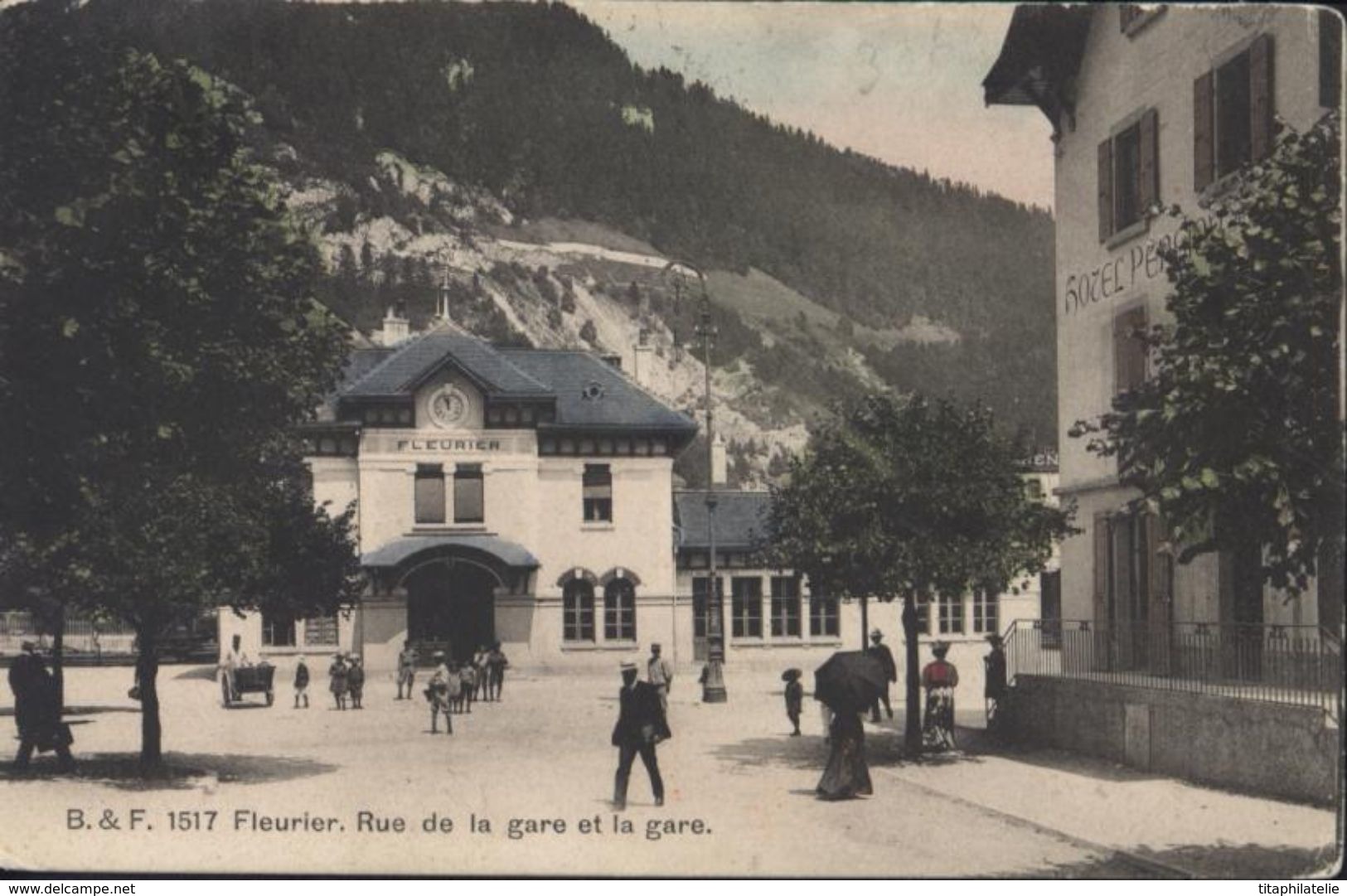 CPA Suisse B F 1517 Fleurier Rue De La Gare Et La Gare Animée - Fleurier