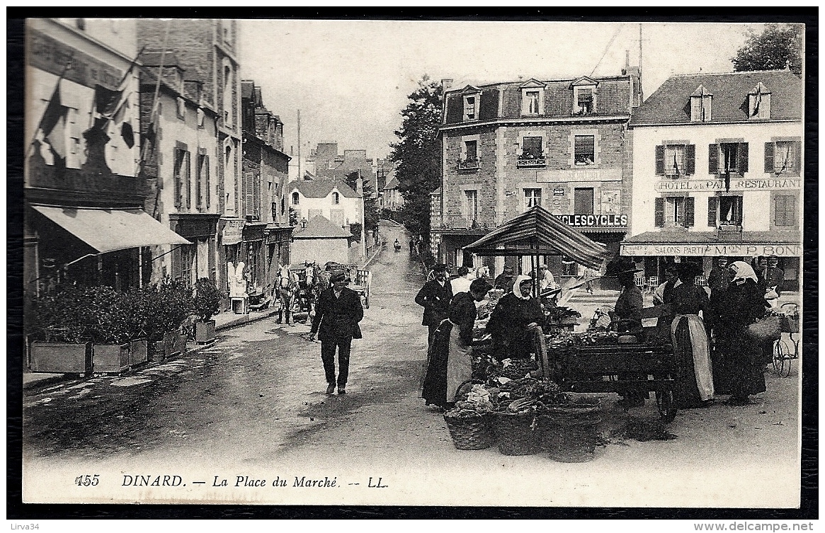 CPA ANCIENNE FRANCE- DINARD (35)- LA PLACE UN JOUR DE MARCHÉ- TRES GROS PLAN- BELLE ANIMATION- ATTELAGE- CAFÉS- CYCLES- - Dinard