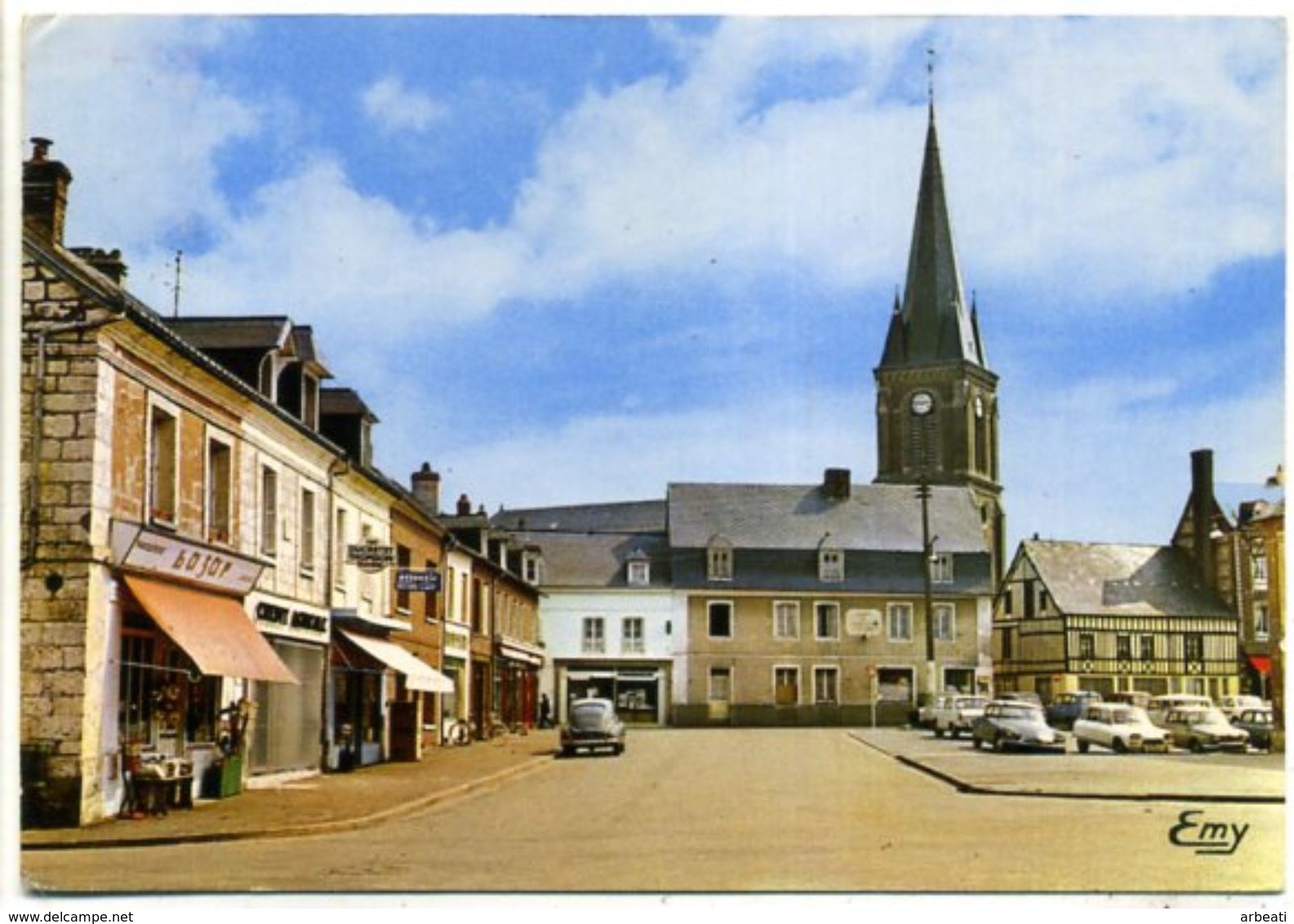 76 YERVILLE ++ La Place Général Leclerc Et L'Eglise ++ - Yerville