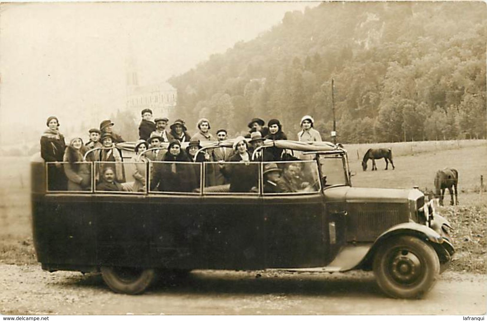 Themes Div - Ref W403- Carte  Photo Transport Automobile - Voiture -lourdes - Hautes Pyrenees - - Taxis & Fiacres