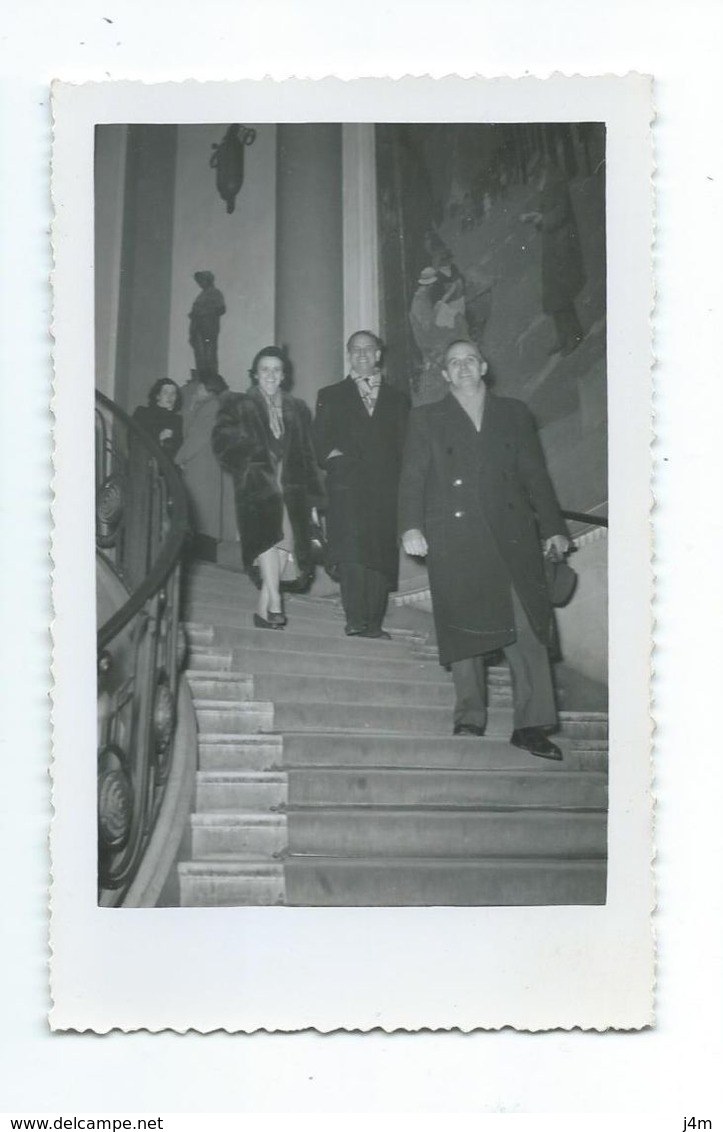 Ancienne PHOTO 13 X 8,5 Cm Années 1930 .. FEMME ELEGANTE En FOURRURE Descendant Les Escaliers - Pin-up
