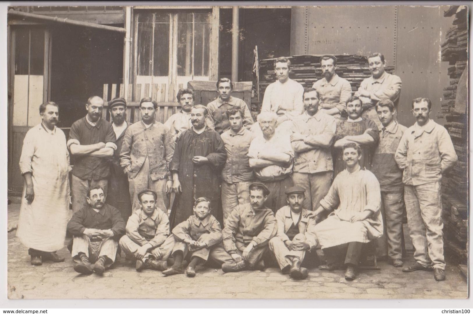 CARTE PHOTO : DES OUVRIERS ET DES APPRENTIS - UNE USINE - UNE BRIQUETERIE ? - 2 SCANS - - A Identifier