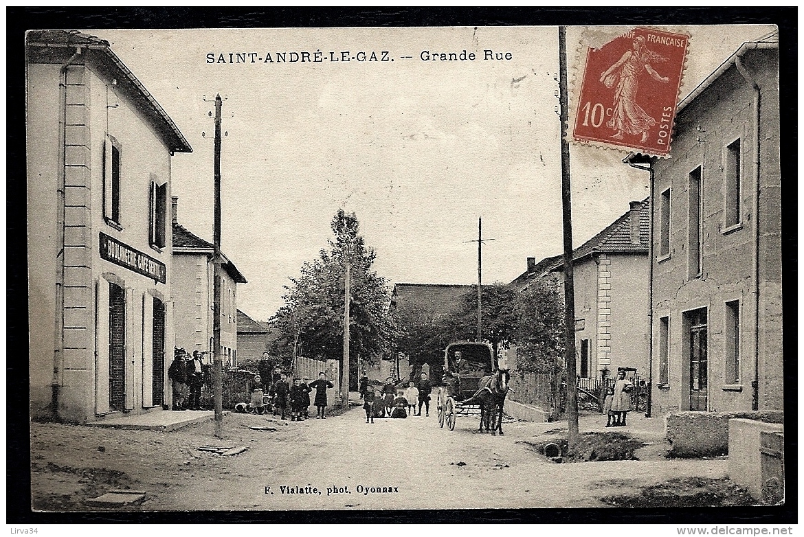 CPA ANCIENNE FRANCE- SAINT-ANDRÉ-LE-GAZ (38)- LA GRANDE RUE AVEC BELLE ANIMATION GROS PLAN- ATTELAGES- BOULANGERIE-CAFÉ- - Saint-André-le-Gaz