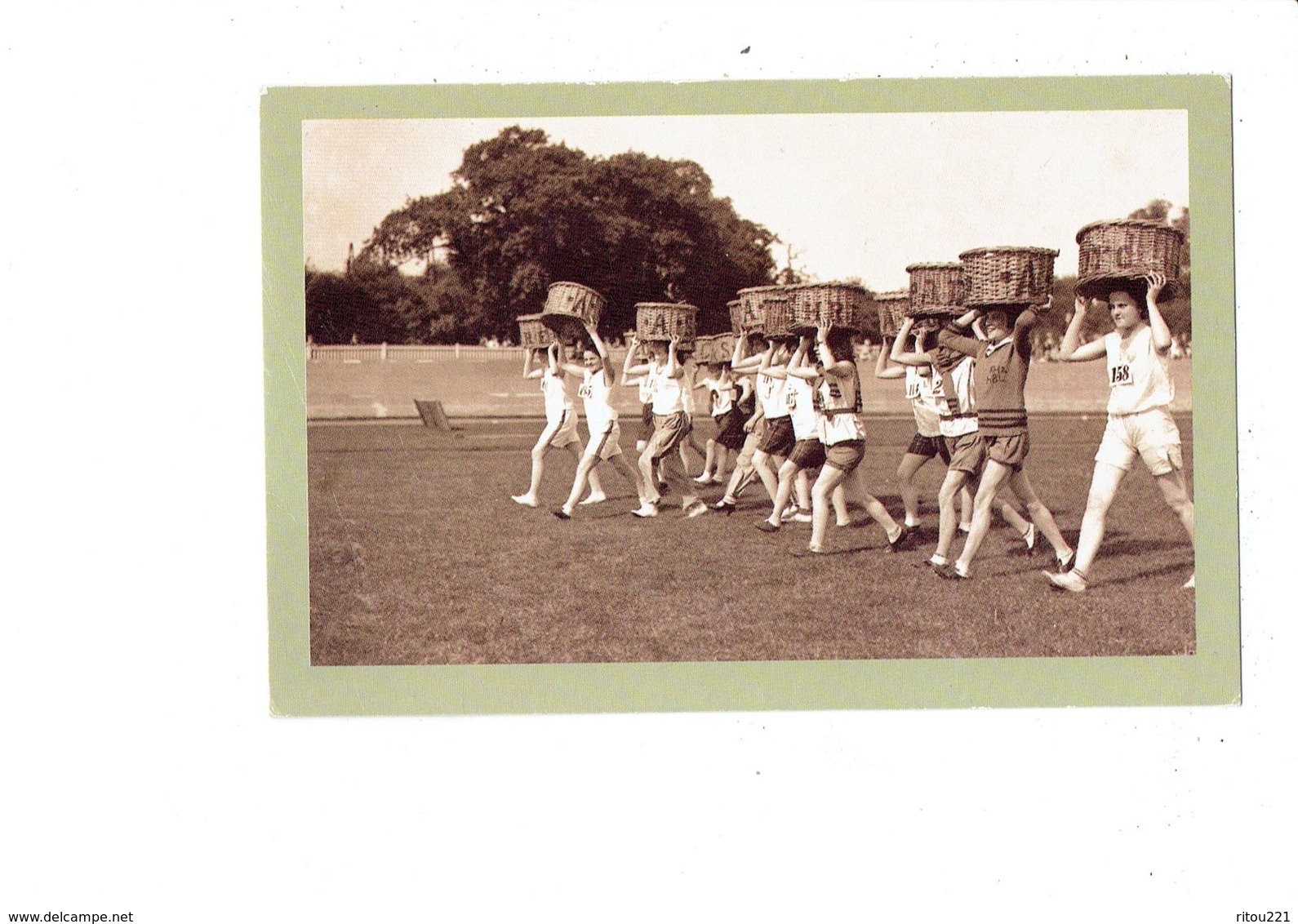 Cpm - Reproduction - Nostalgia Postcard - BASKET RACE - Sport Femmes Maillot Avec Numéro Panier Sur La Tête - Basketball