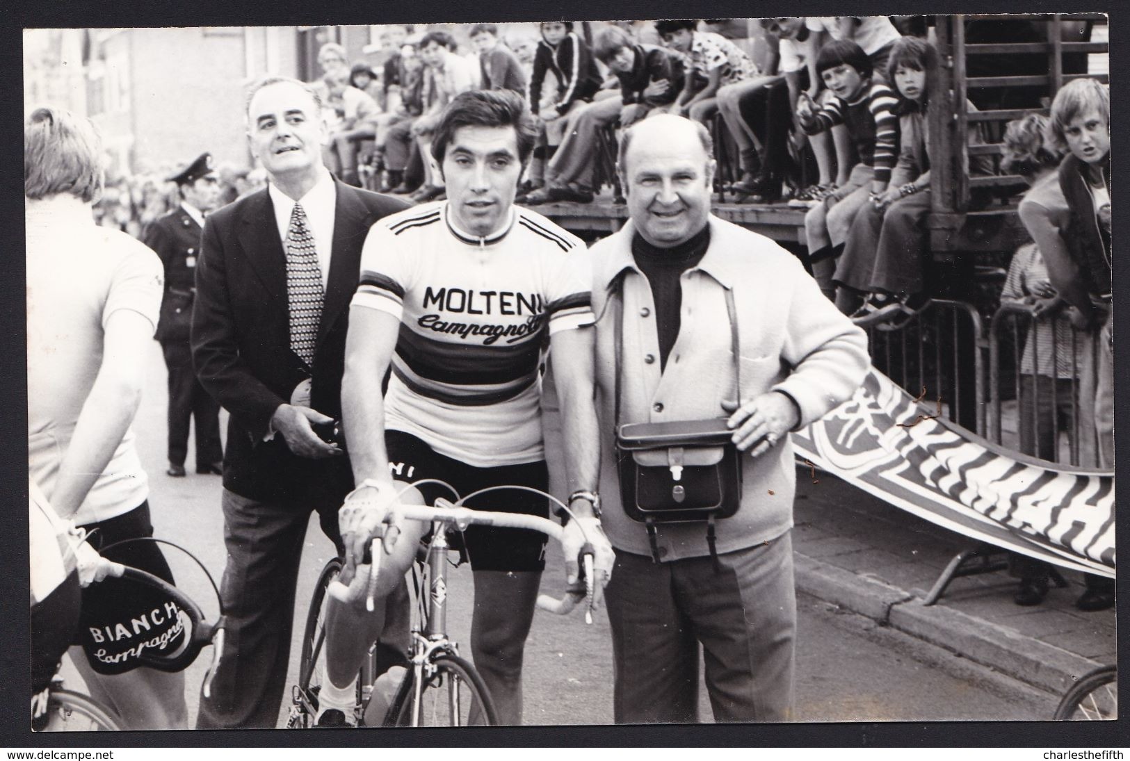 GRANDE PHOTO DE PRESSE ANNEES '70 ** EDDY MERCKX ** 18 X 11.5 - En Flandres Occidentales - Wielrennen