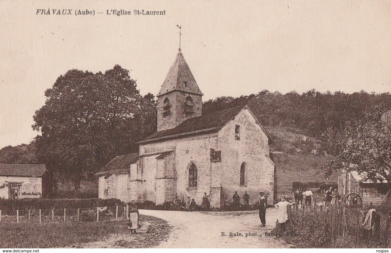 FRAVAUX - L'EGLISE SAINT LAURENT - BELLE CARTE - SEPIA - ANIMEE - LE PUITS -  TOP !!! - Autres & Non Classés