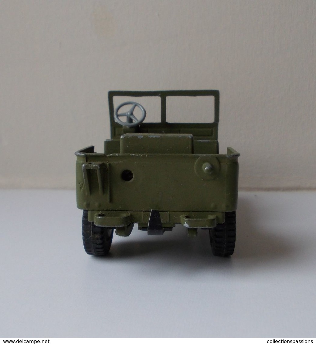 - Jeep Avec Attelage Canon - Dinky Toys - Made In England - - Militares