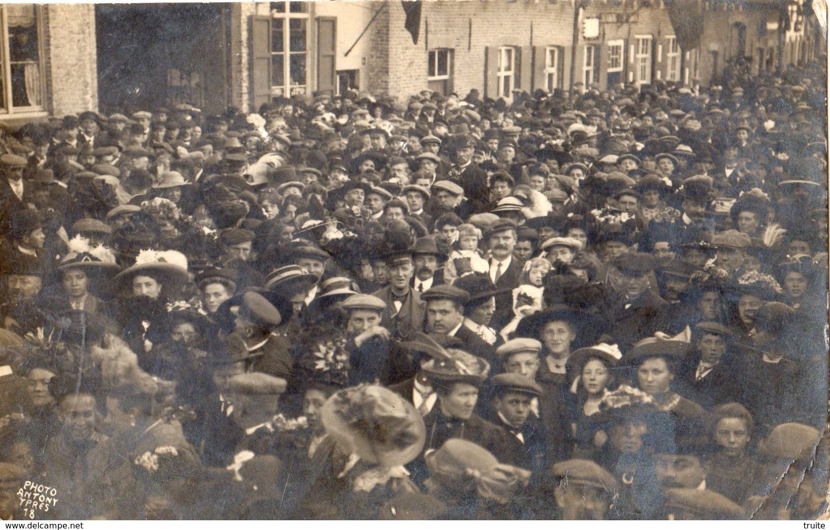 YPRES CARTE PHOTO UN JOUR DE FETE (LA FOULE) - Sonstige & Ohne Zuordnung