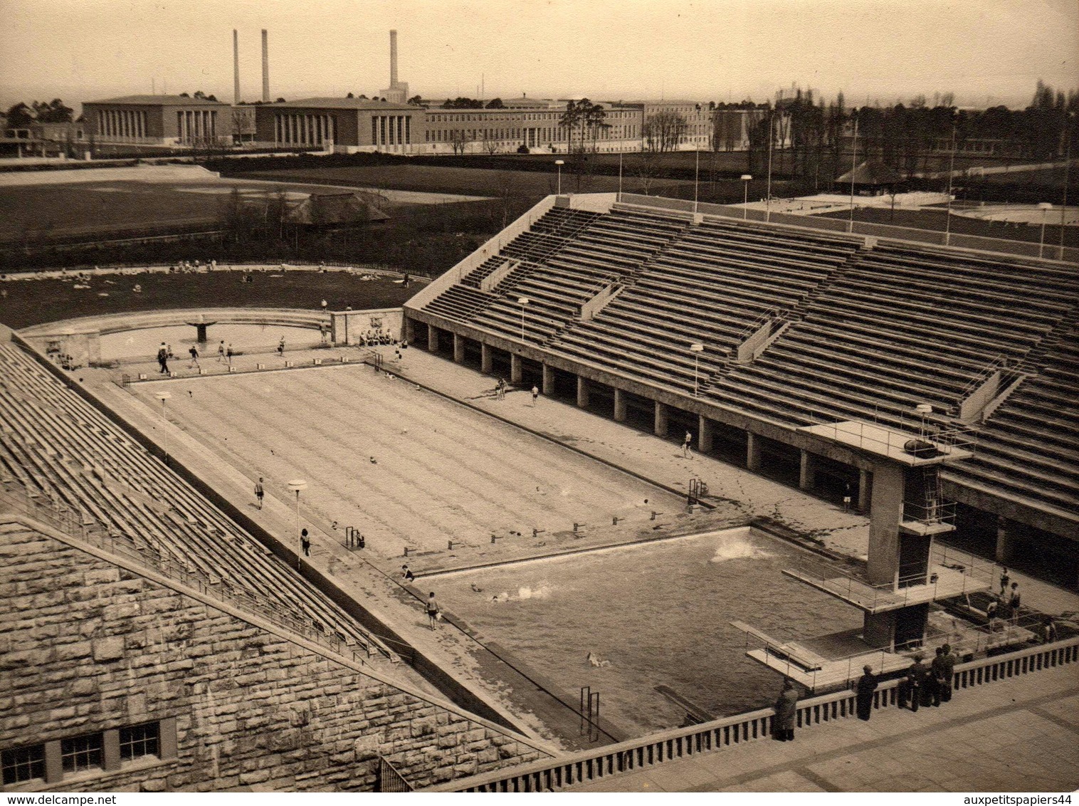 Grande Photo Originale Vue Aérienne De La Piscine Olympique De Berlin Vers 1930/40 - Usines Et Cheminées En Arrière Plan - Places