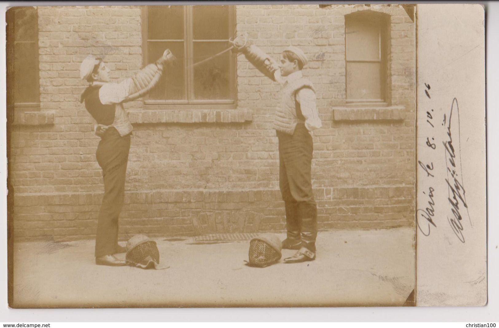 CARTE PHOTO : ESCRIME - PRESENTATION DES ARMES - COMBAT DE JEUNES HOMMES - ECRITE PARIS 1908 - 2 SCANS - - Escrime