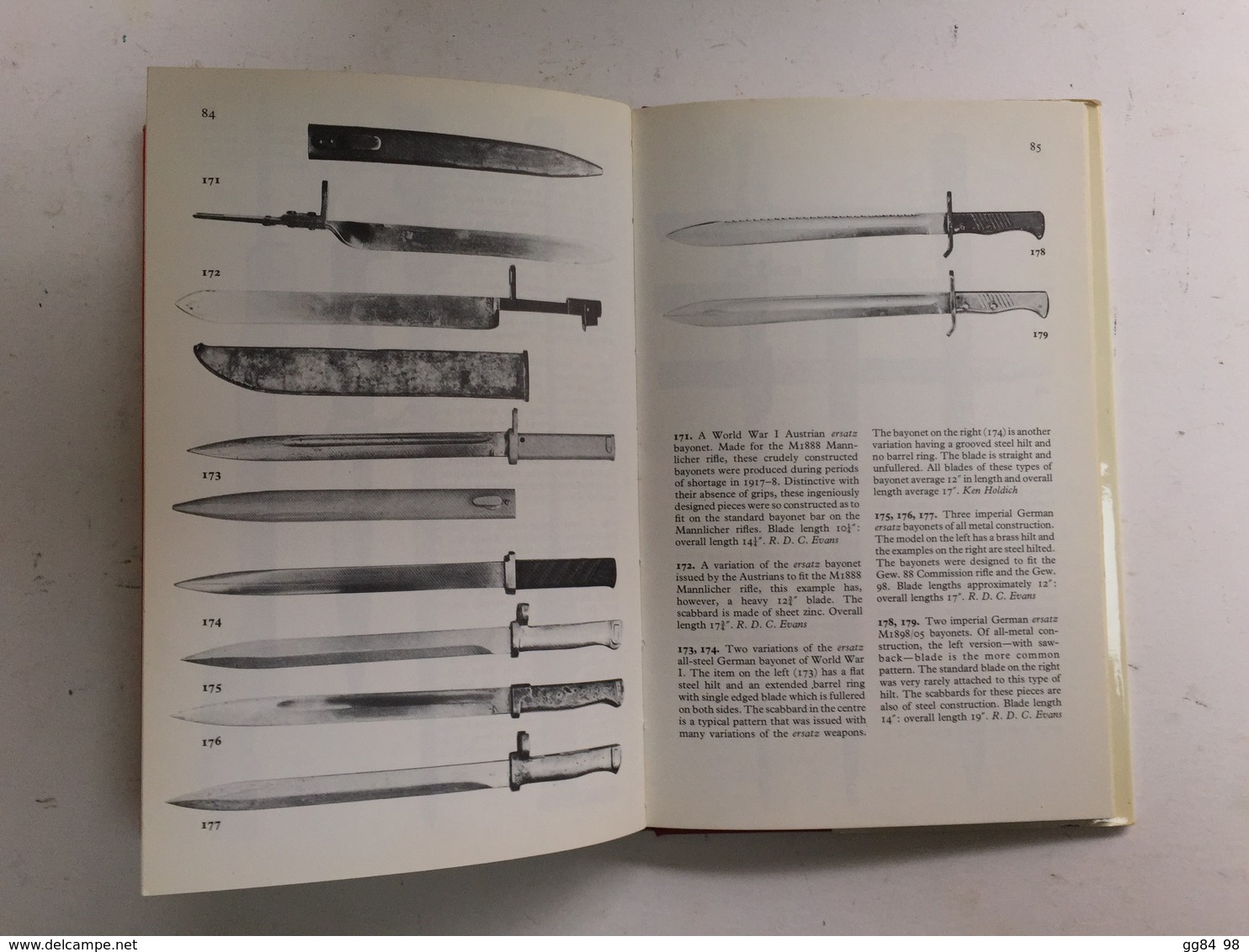 A 72 X - The collectors pictoral book of bayonets