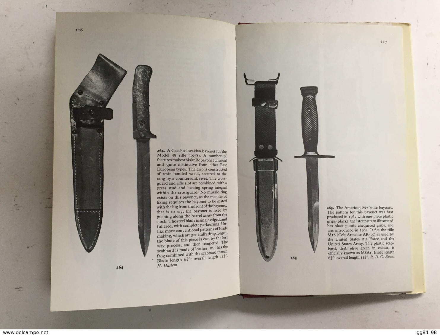 A 72 X - The collectors pictoral book of bayonets