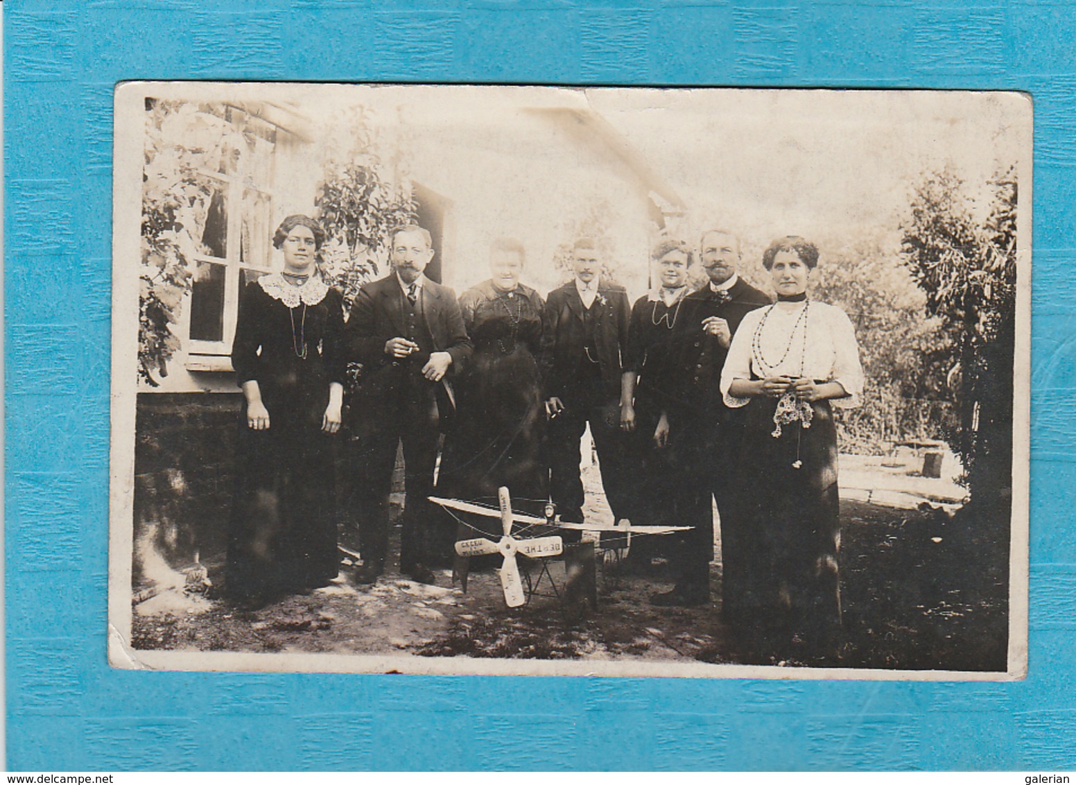 Carte Photo : Groupe Devant Un Petit Avion, Derrière, 1916. - Autres & Non Classés