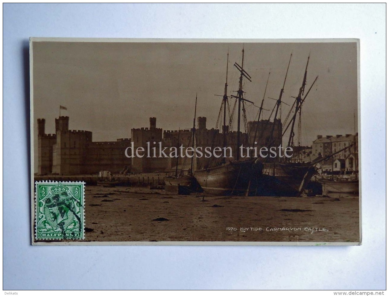 UK GALLES  WALES Caernarfon Castle Low Tide Boat  Old Postcard - Caernarvonshire