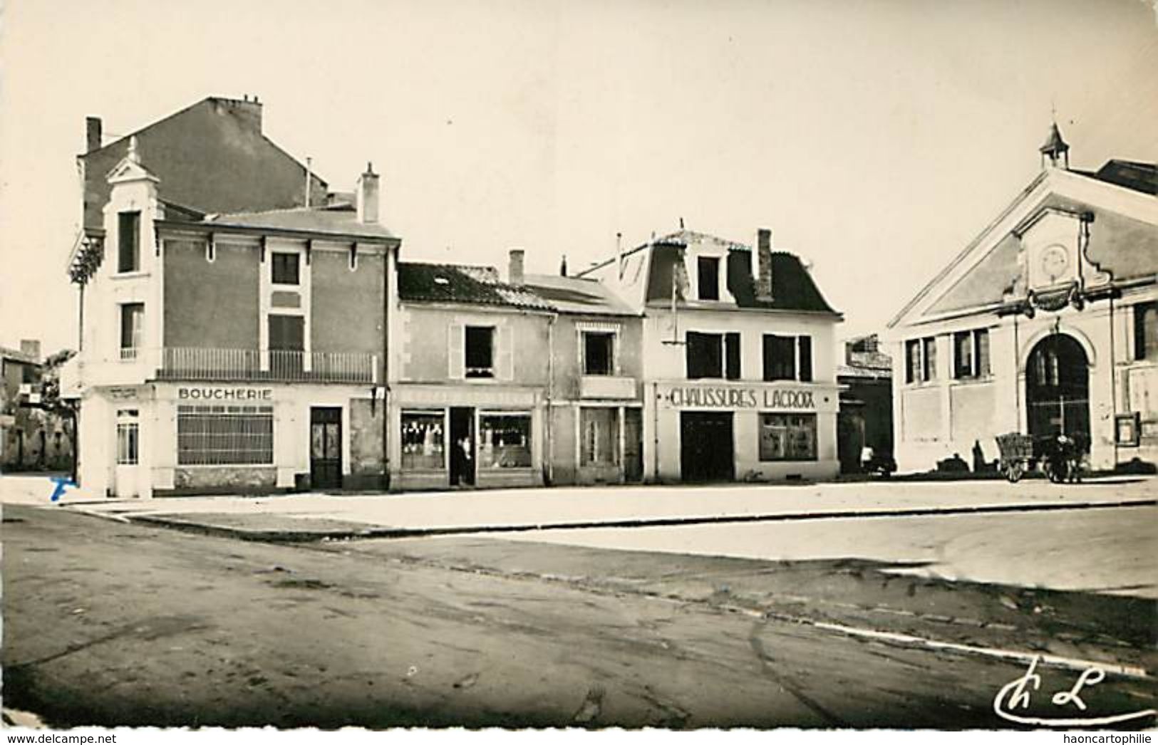 86 :Gencay  : Place Du Marché  Semi Moderne - Gencay