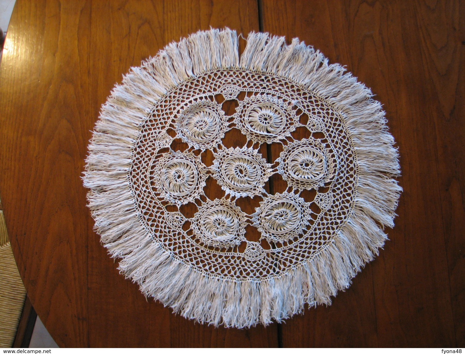 190 - 2 Napperons Au Crochet Avec Franges - Tischdecken/Servietten