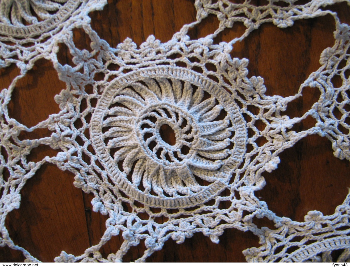 190 - 2 Napperons Au Crochet Avec Franges - Centrini