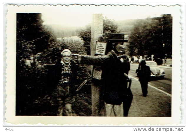 Foto/ Photo. Humour. Titisee. Enfant Et Statue En Bois. - Lieux