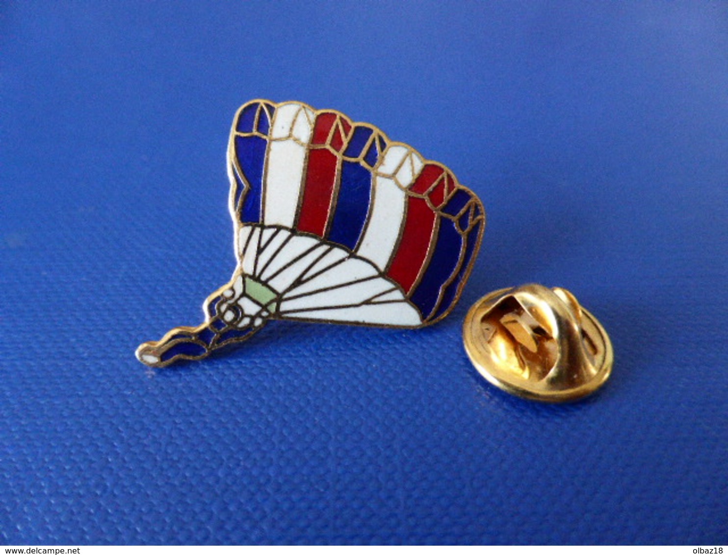 Pin's Parachutisme - Parachute Police ? Militaire ? Tricolore (PU70) - Parachutting