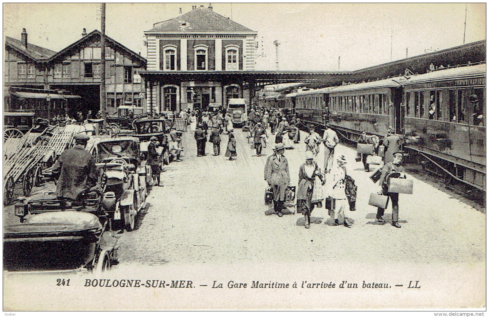 62 La Gare Du Chemin De Fer Arrivée D'un Bateau La Douane Et Train - Boulogne Sur Mer