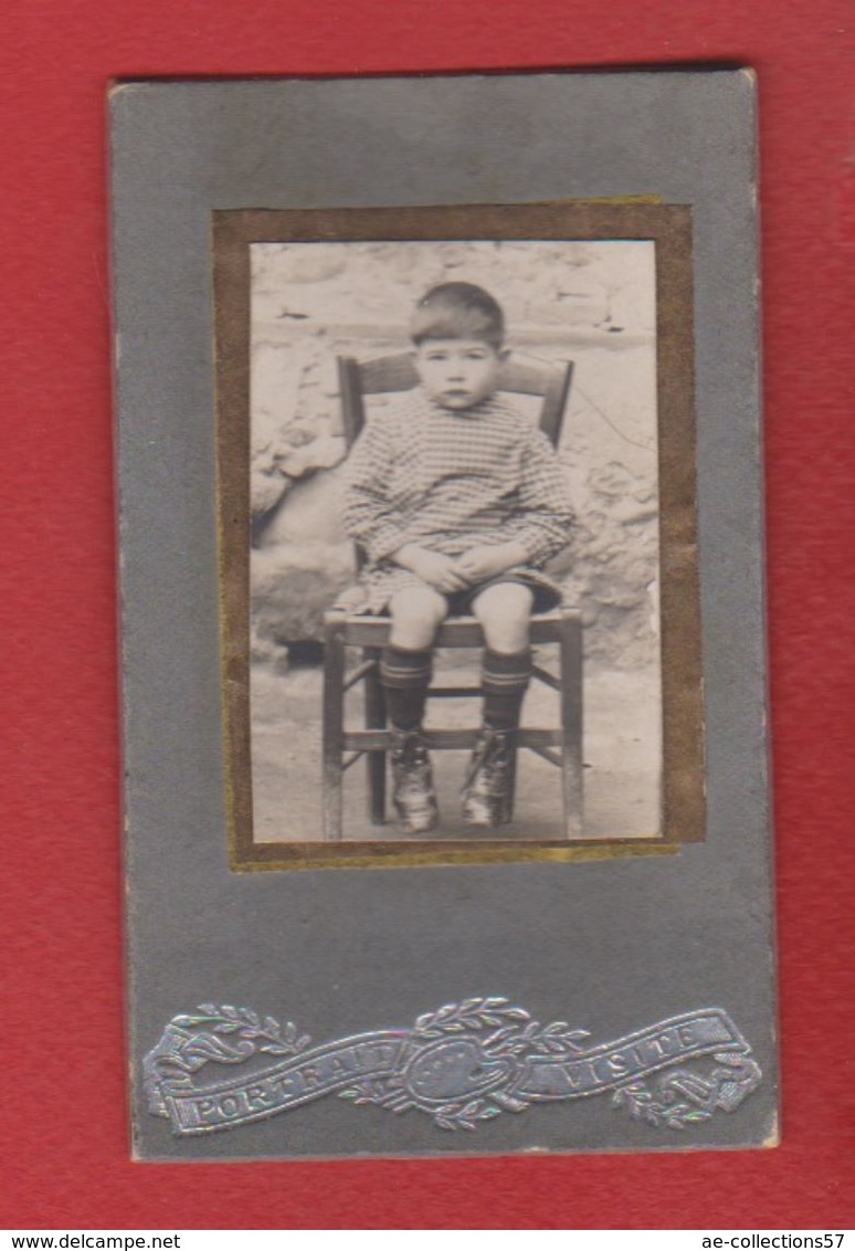 Photo  - Enfant Sur Une Chaise - Anciennes (Av. 1900)