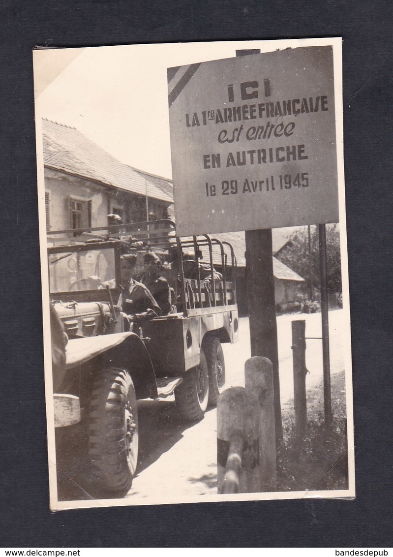 Photo Originale Militaria Guerre 39-45 Panneau 1ère Armee Francaise Entree En Autriche Camion Militaire - Guerre, Militaire