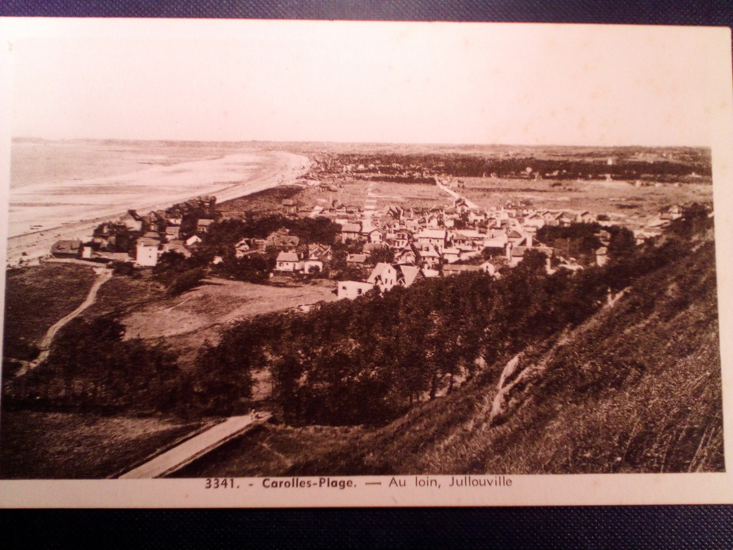 Carolles En Plage Au Loin, Jullouville - Autres & Non Classés