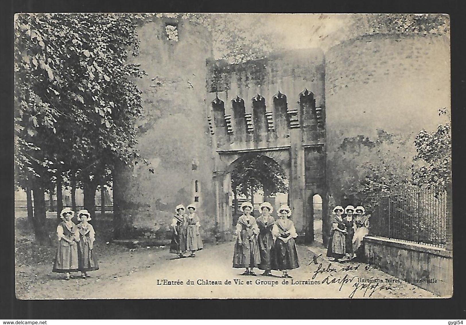 VIC SUR SEILLE (Moselle) - L'Entrée Du Chateau De Vic Et Groupe De Lorraines - Vic Sur Seille