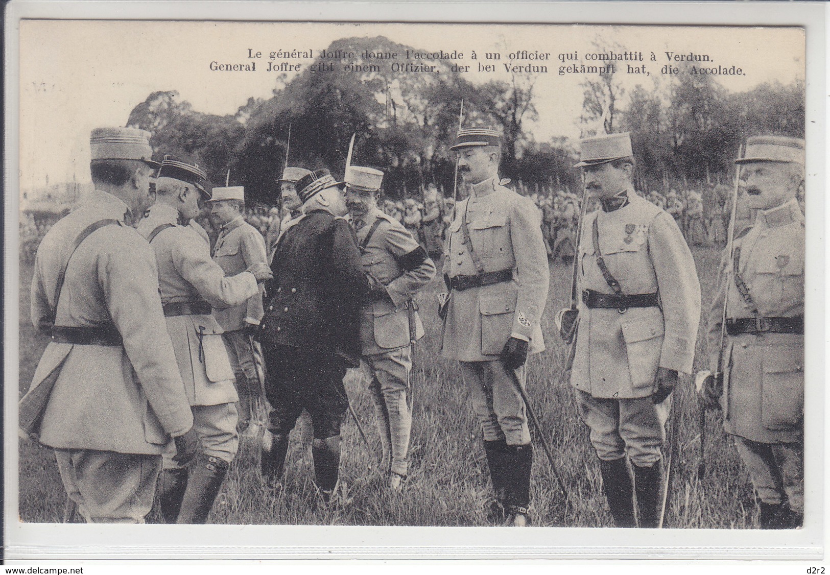 LE GENERAL JOFFRE DONNE L'ACOLADE A UN OFFICIER QUI COMBATTIT A VERDUN - 24.04.19 - TTB - Oorlog 1914-18