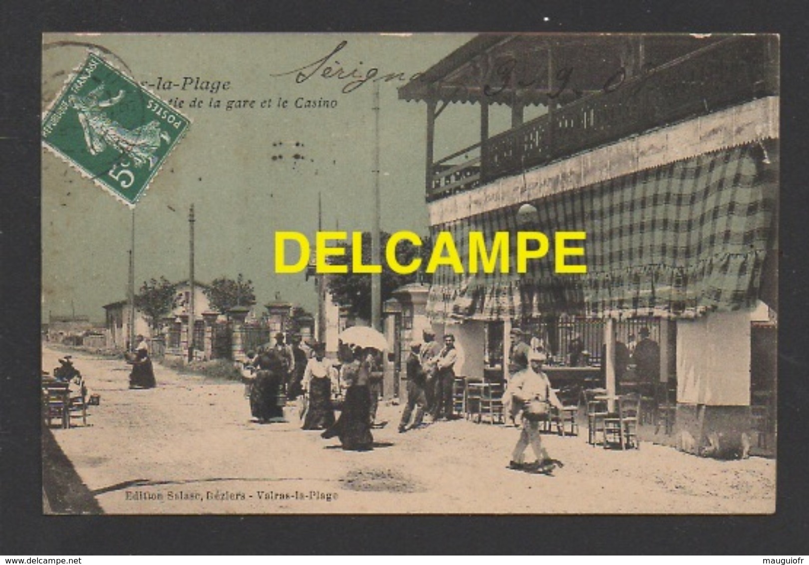 DF / 34 HÉRAULT / VALRAS-PLAGE / SORTIE DE LA GARE ET LE CASINO / ANIMÉE / CIRCULÉE EN 1908 - Autres & Non Classés