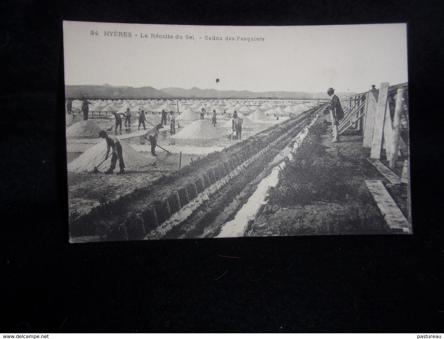 Hyères. La Récolte Du Sel . Salins Des Pesquiers .Voir 2 Scans . - Hyeres