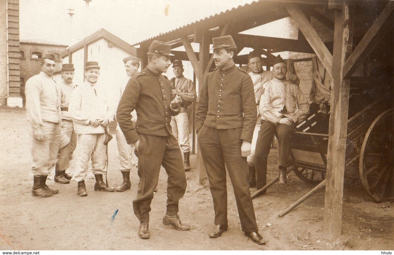 DA347 Carte Postale Photo Vintage RPPC Militaire Groupe Cour Hangar Uniforme - Guerre, Militaire