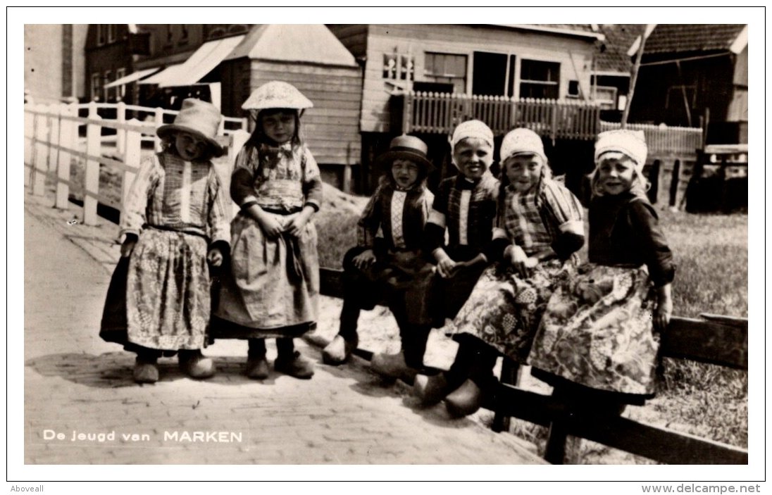 Holland Marken  Group Of Children Dressed Naitive Clothing - Europe